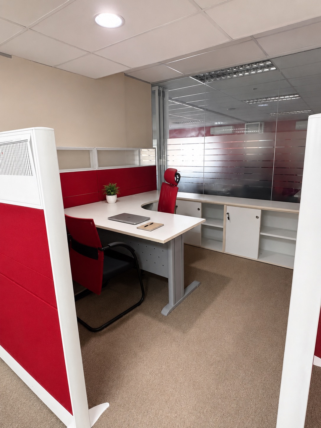 Au Courant Private Coworking Space L4 with a private workstation