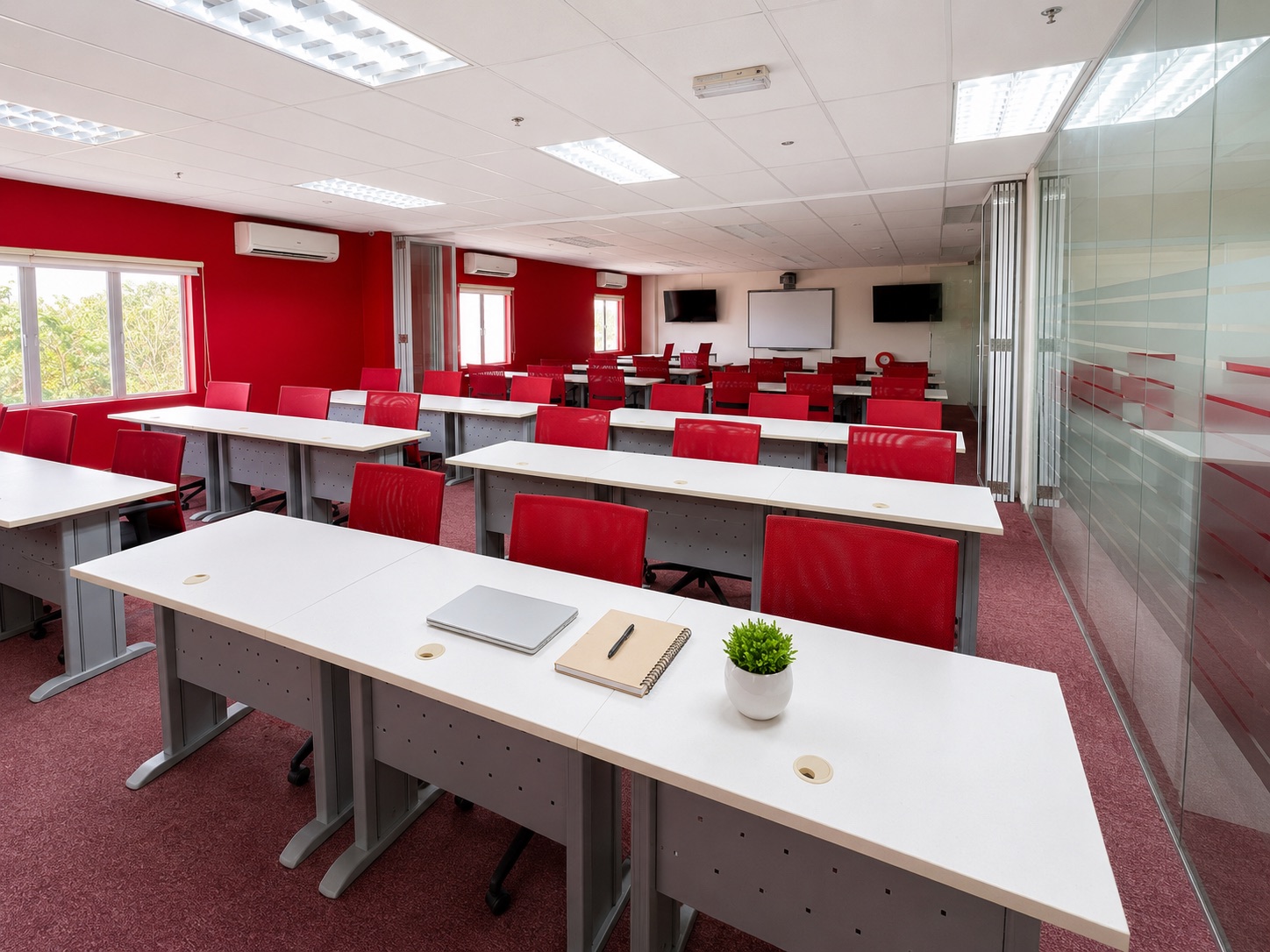 Au Courant Seminar Room with classroom tables and red chairs